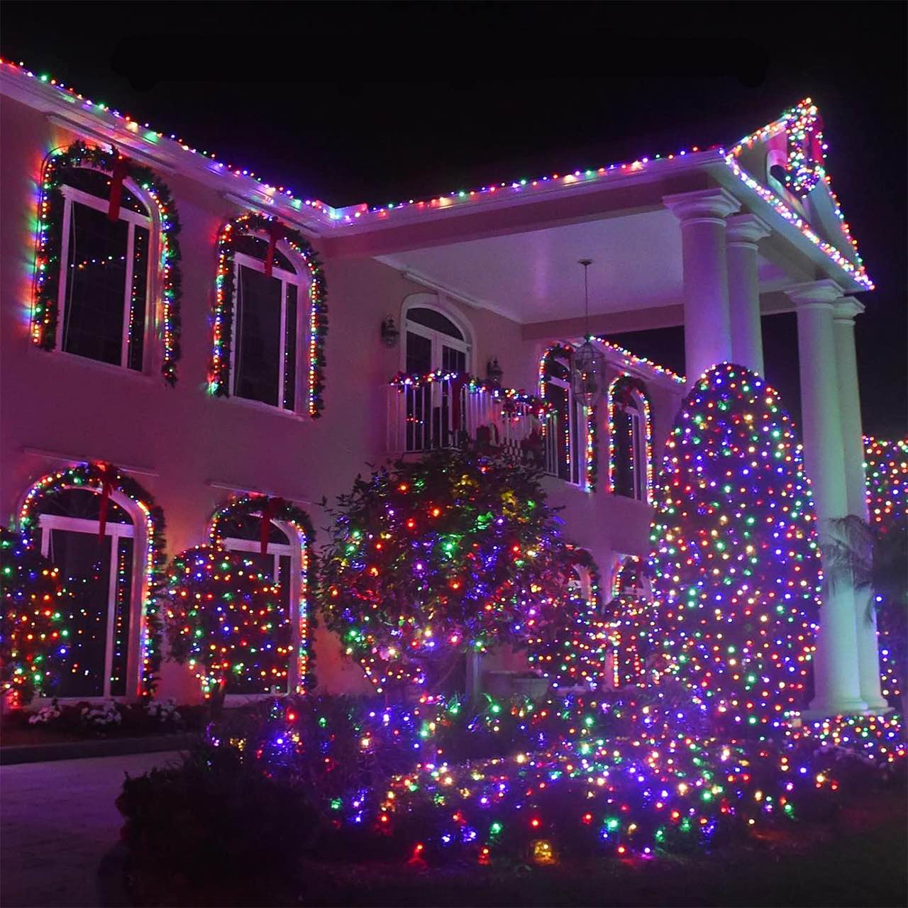 Luminile sunt potrivite pentru decorarea interioară și exterioară, deoarece sunt rezistente la apă.