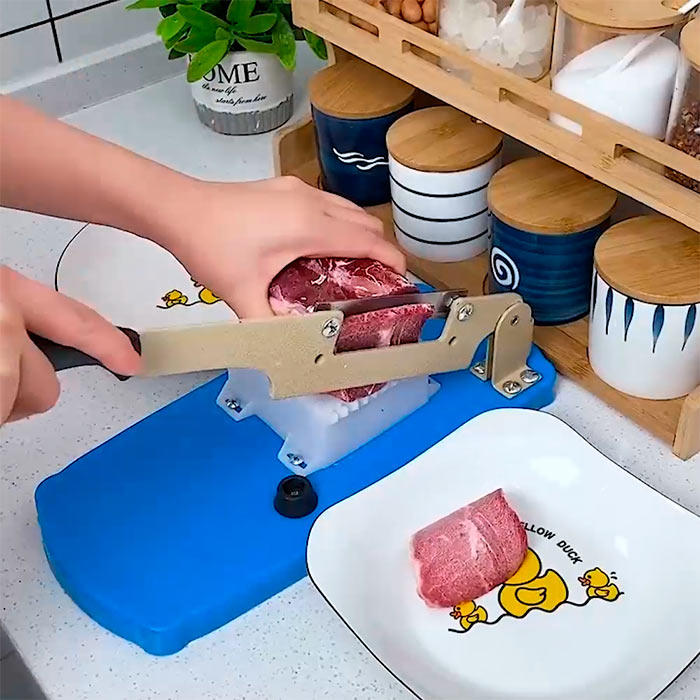 Tăiați cu precizie bucăți de carne, salam, fructe, legume, aluat sau pâine!