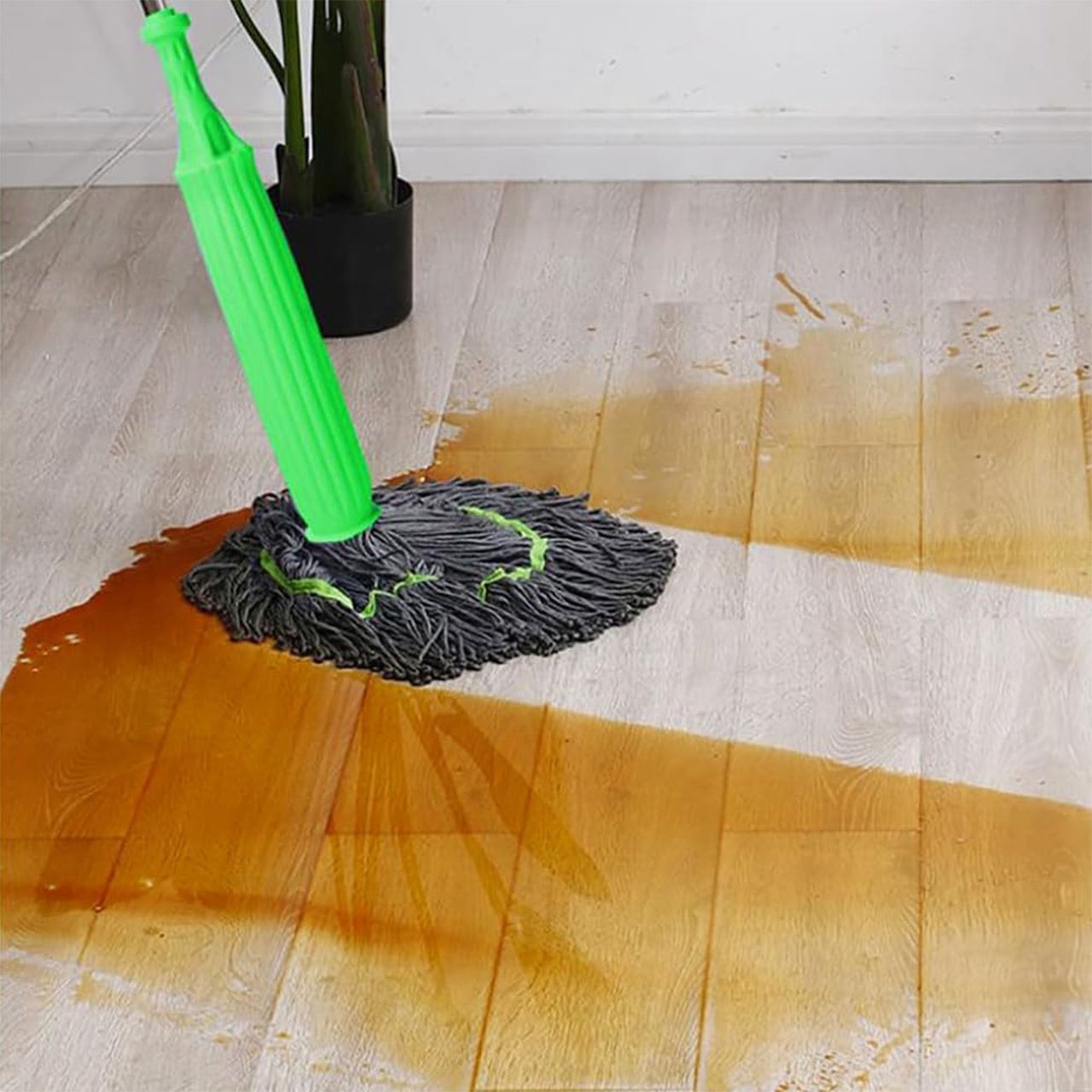 Mop are un mâner care facilitează stoarcerea apei în exces!