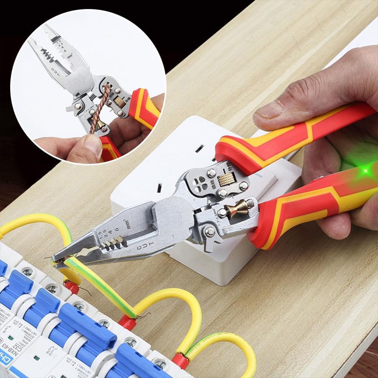 Clești de combinație care combină mai multe funcții într-un instrument practic.
