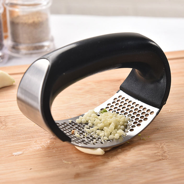 GarlicSmasher, presă pentru usturoi sau ghimbir